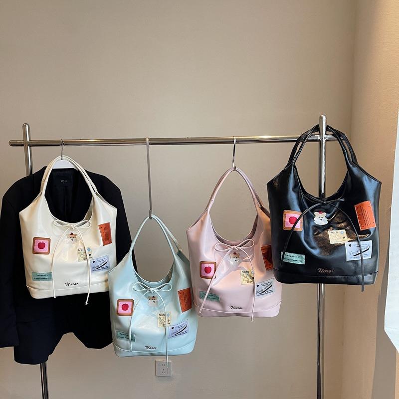 Large-capacity commuter leisure bag women's new spring and summer fashion school versatile court style tote bag shoulder bag