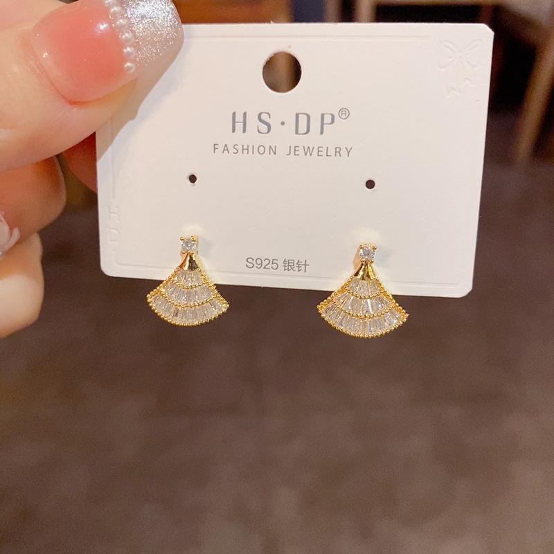 Fan-shaped Small Earrings Are Exquisite, Fashionable and Versatile. Small and Super Shiny Silver Needle Earrings Are Simple Earrings.