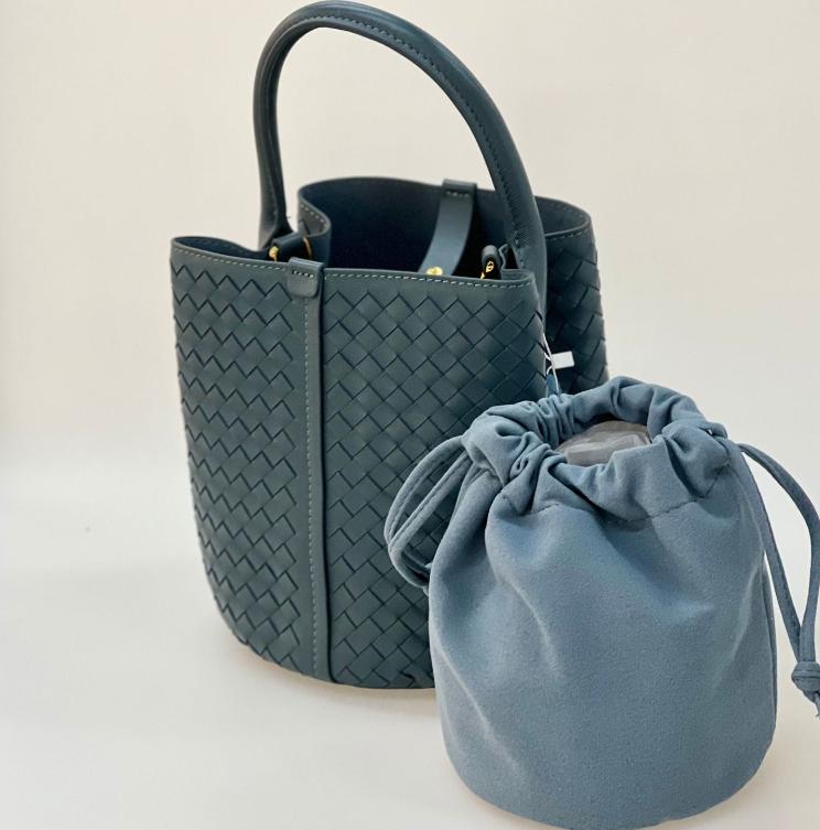 

2025 г. Сумка из плетеной кожи ручной работы, женская сумка высокого класса, большая вместительная сумка-ведро на одно плечо с диагональным поперечным ремешком 18x18x20cm светло-синий