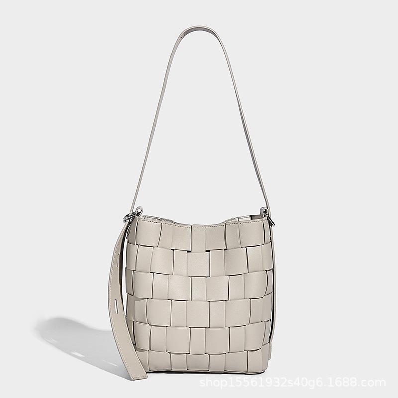 Vacation Style Niche Woven Bucket Bag, Women's New Fashionable Black and White Grid Single Shoulder Bag, Crossbody Bag, Large Capacity