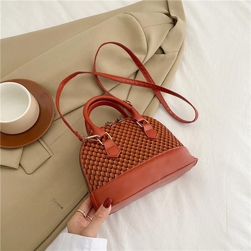 

Fashionable Shell Bag For Women 2023 Summer New Style Urban Minimalist Texture Messenger Bag коричневий