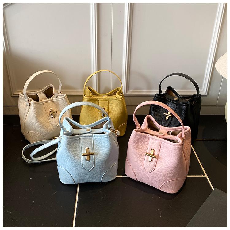 Niche Design Bag Women's 2025 New Summer Shoulder Messenger Bag Popular This Year Portable Bucket Bag