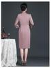 Cheongsam Mi-long Tendance 2025 à Col en V Orné de Strass Grande Taille pour Belle-mère