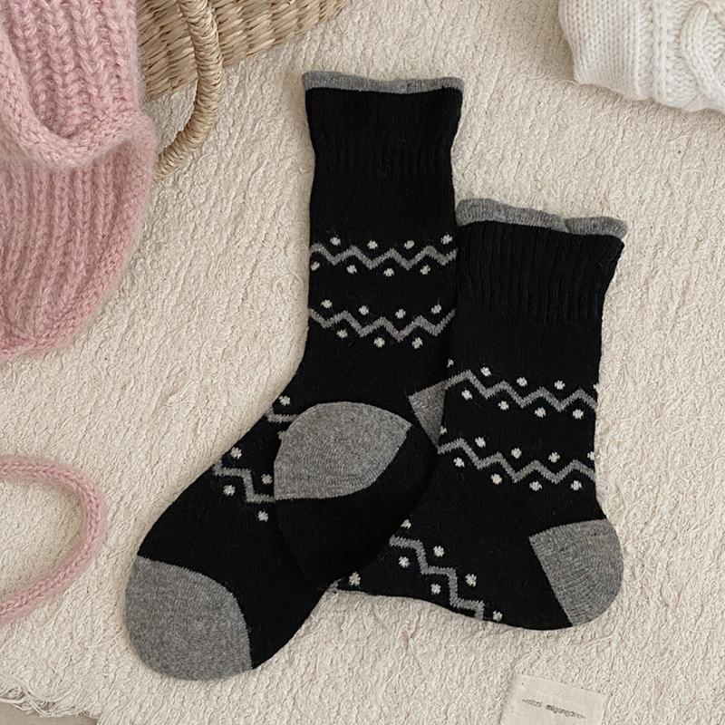 Wool Socks for Women in Autumn and Winter, Polka Dot Mid-calf Socks for Warmth, Paired with Boken Shoes, Striped Pile Socks for Women