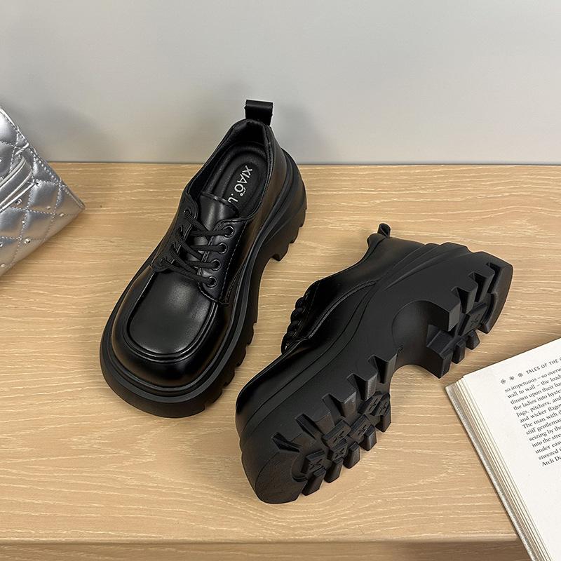 

Повседневные женские туфли на небольшой кожаной подошве в британском стиле, осенние туфли-лоферы на платформе и небольшом каблуке, однотонные, на шнуровке 39 матовый черный