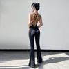 Eleganter Tanz- und Yoga-Bodysuit mit Spaghettiträgern, Brustpolstern und schönem Rückendesign, mit ausgestellten langen Hosen.