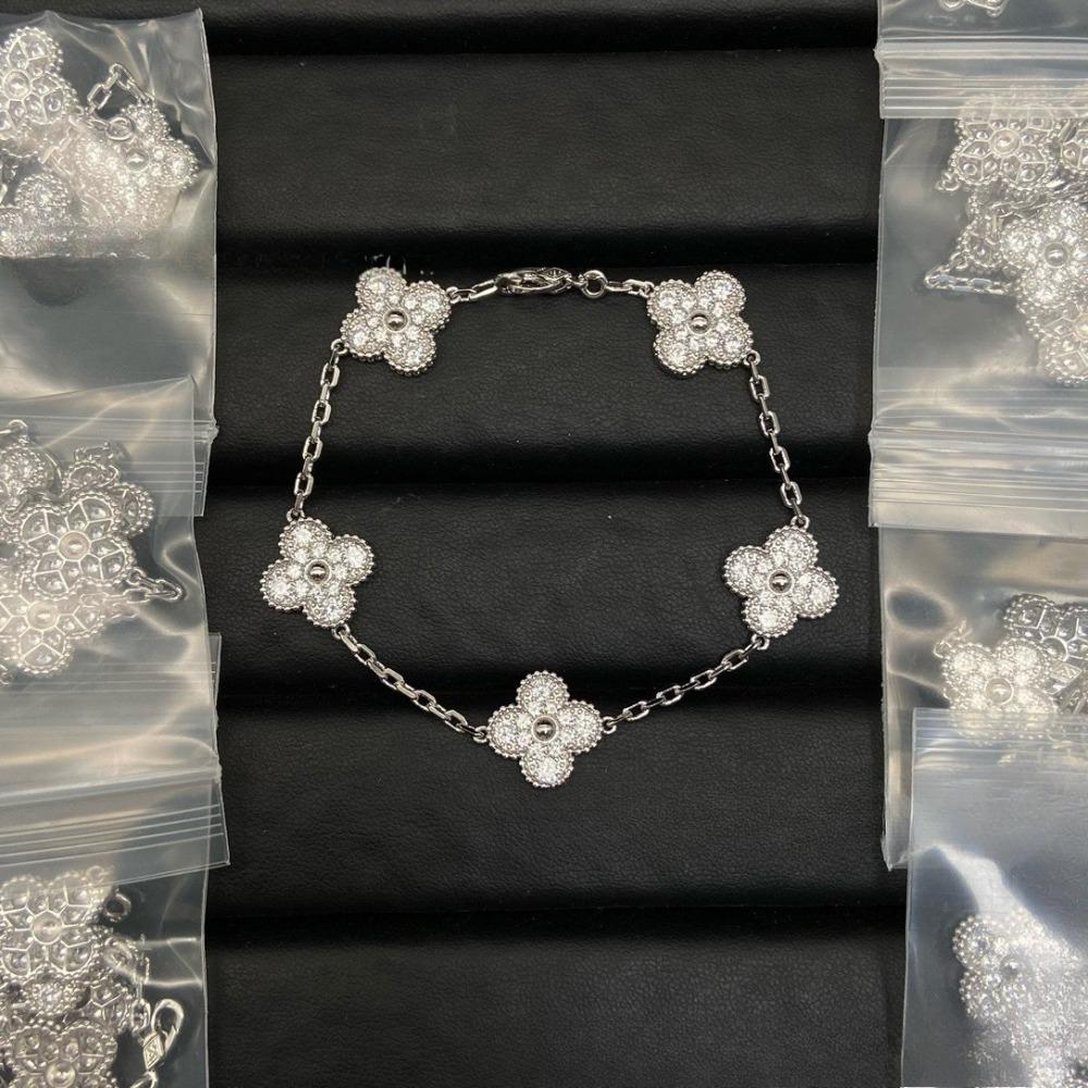 Hochwertiger roter Chalcedon Laser vierblättriges Kleeblatt fünfblütiges Armband 18K Roségold leichter Luxusschmuck Geschenk für Freundin