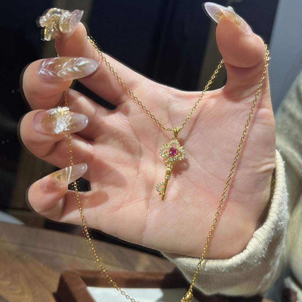 Gerichtsstil Leichter Luxus, High-End Retro Diamantbesetzter Rubin Schlüssel, Schlüsselbein Halskette, Damen Mode Anhänger, Exquisites Temperament