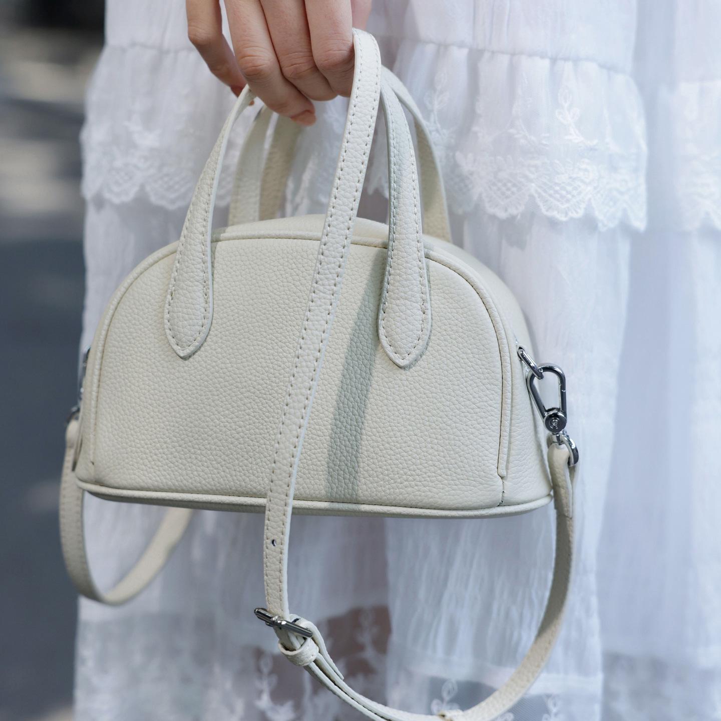 Кожаная Портативная Сумка для Боулинга Женская 2025 Новая Нишевая Мода Сумка-Подушка Универсальная На Одно Плечо Кроссбоди Маленькая Сумка 20x8x11cm