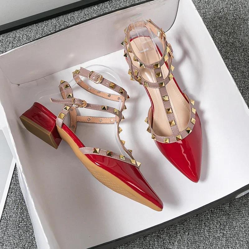 Sandalias de tacón alto para mujer Soleist Verano Diseño de marca de moda Clavo remachado puntiagudo Zapatos casuales rojos Talla grande 41-43