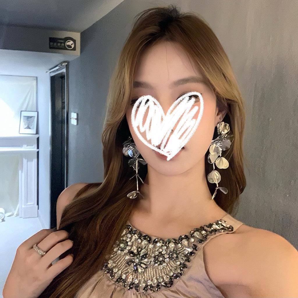 

High-end French gold flower tassel unique earrings women s light luxury and beautiful stud earrings exaggerated and small face