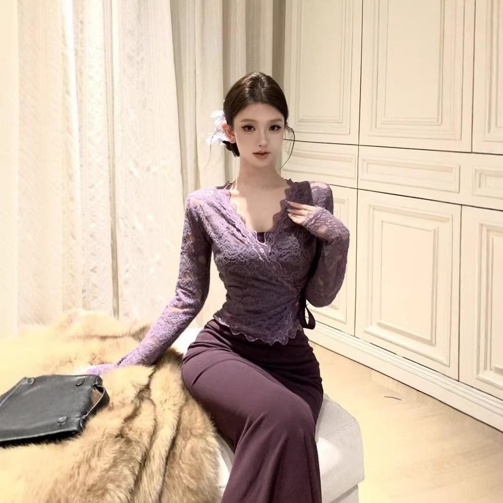 Set Top in Pizzo e Gonna a Sirena Spicy Girl: Chic Ensemble di Inizio Autunno
