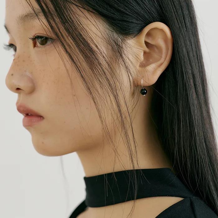 Onyx Hook Earring (black)