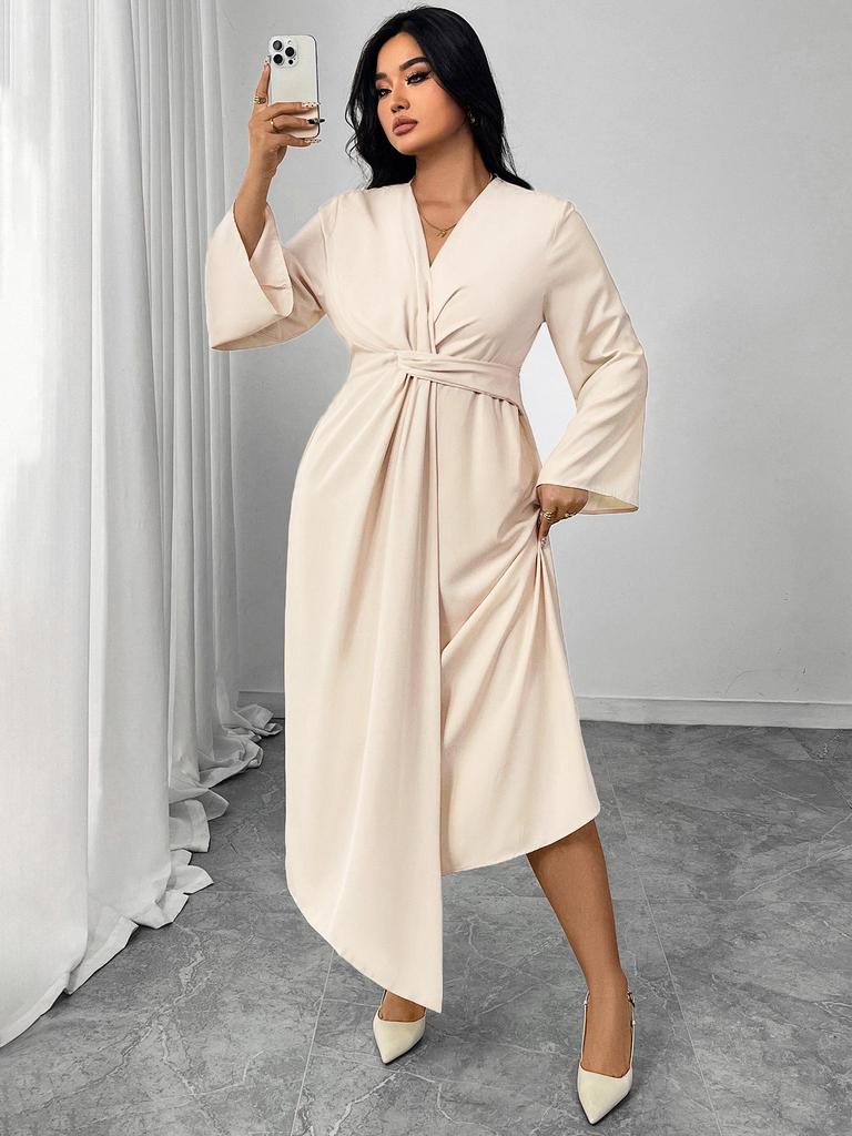 Elegantní šaty bodycon s dlouhým rukávem a zeštíhlujícím pasem s nepravidelným lemem