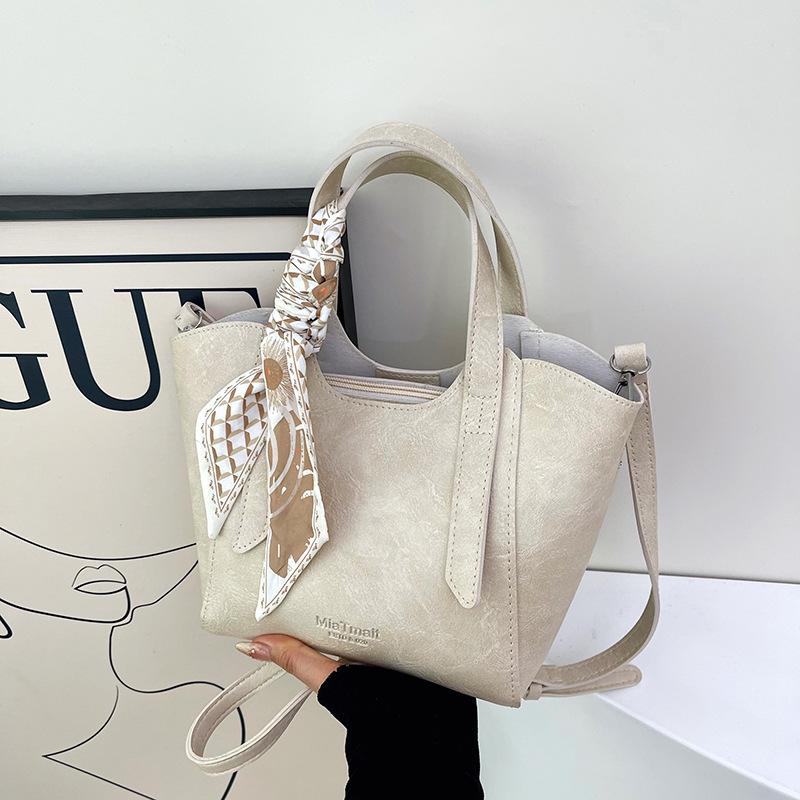 Korean Portable Bucket Bag 2025 New High-end Temperament Women's Shoulder Messenger Bag Fashionable and Simple Tote Bag