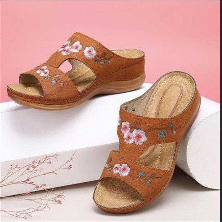 

2025 summer new embroidered slippers women s independent station wish hollow flower embroidery open-toed sewing wedge heel slippers 43 коричневий