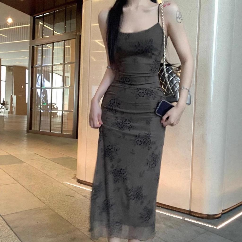 Schickes französisches Camisole-Kleid mit schwarzem Print: Elegantes, taillenförmiges Design für einen schlankmachenden, raffinierten Look.