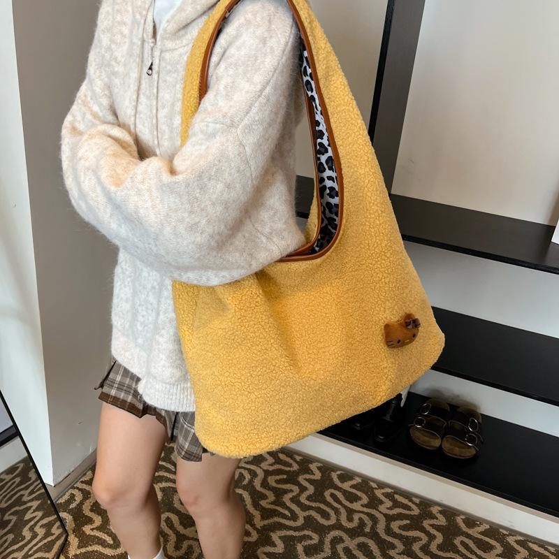 2025 Autumn and Winter New Large-capacity Casual Fashion Messenger Bag Women's Japanese Solid Color Shoulder Bag Niche Tote Bag