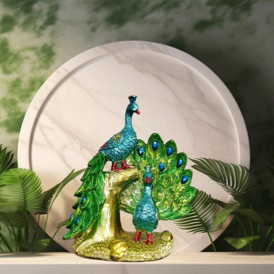 1 Resin Peacock Statue, Lifelike, Perching On a Branch, Suitable for Indoor and Outdoor Decoration. Can Be Used To Decorate Courtyards, Gardens, Ter