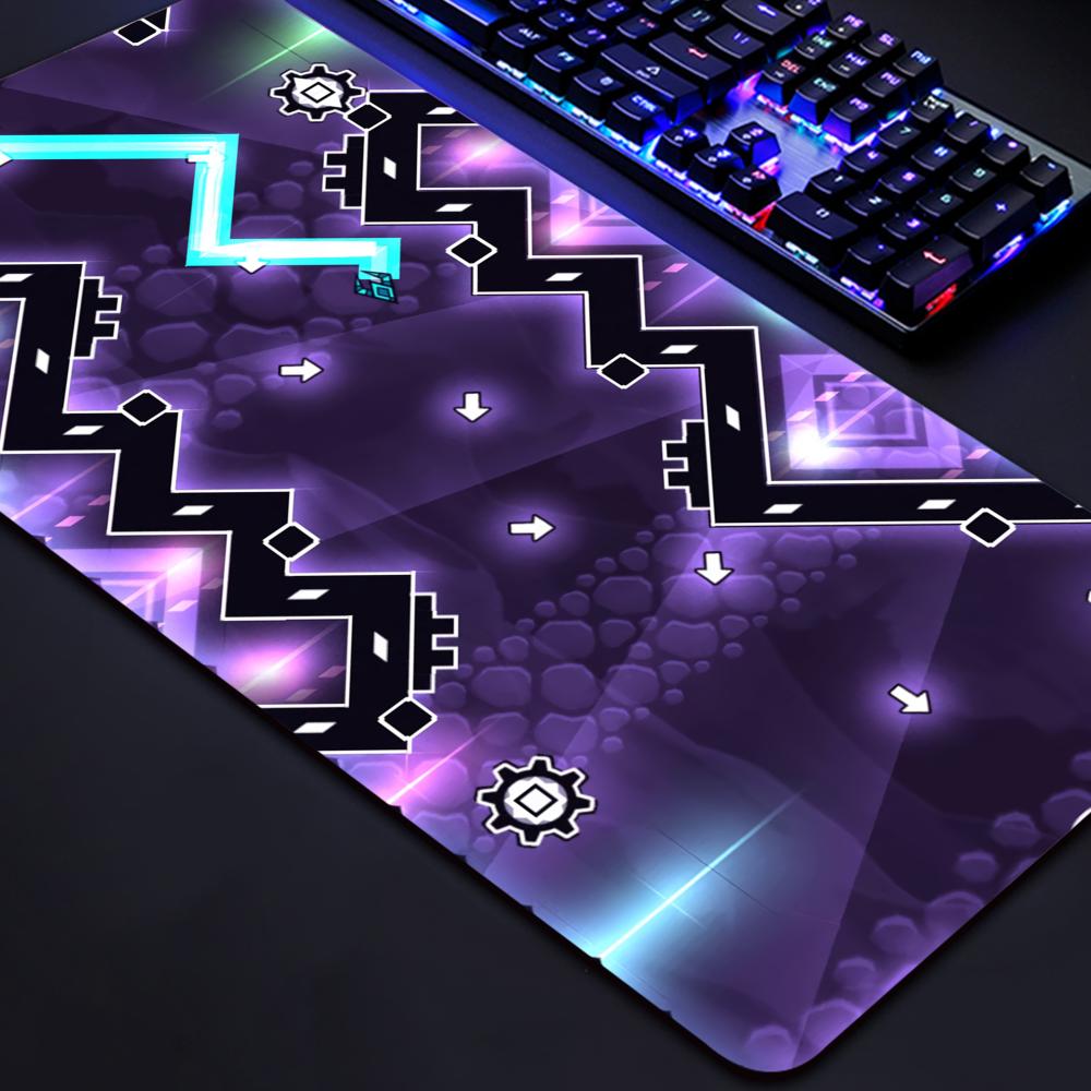 Tapis de Souris Geometry Dash Tapis de Bureau Gaming pour Ordinateurs Portables Tapis Anime Gamer Armoire PC Grands Accessoires pour Joueurs Ordinateur CSGO Tapis de Souris 900x400x3mm