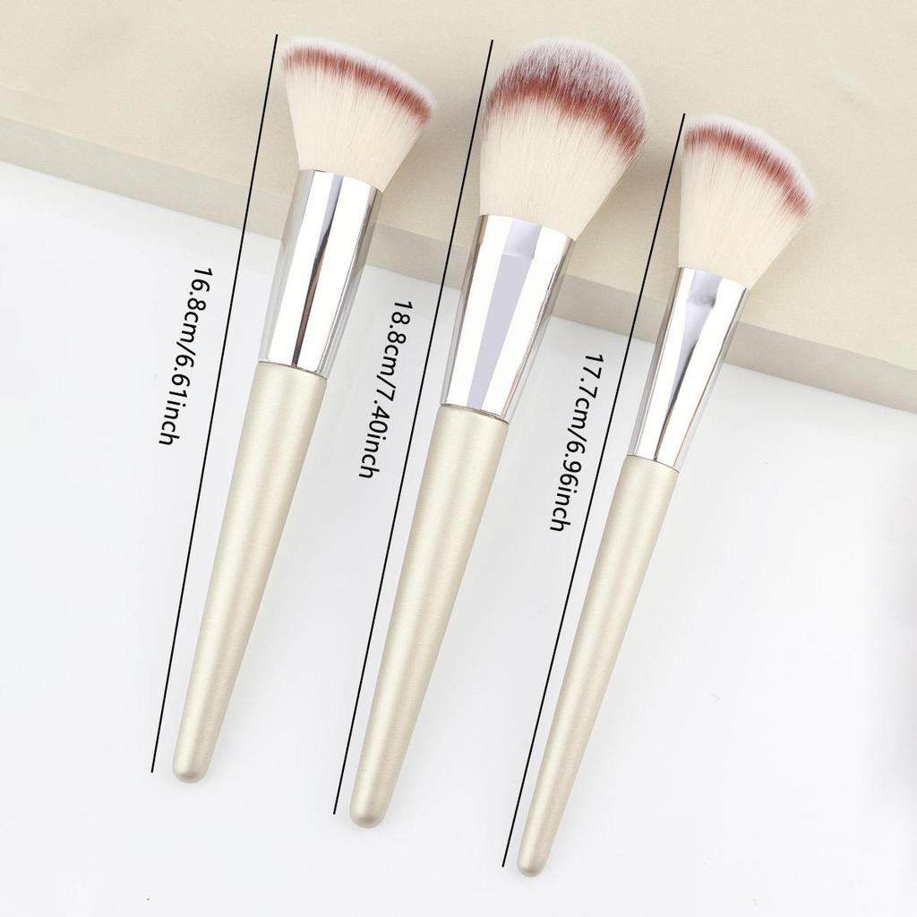 Pennello Angolato per Fondotinta e Contouring con Testa Rotonda, Setole Morbide, Strumento per Trucco con Illuminante e Cipria.