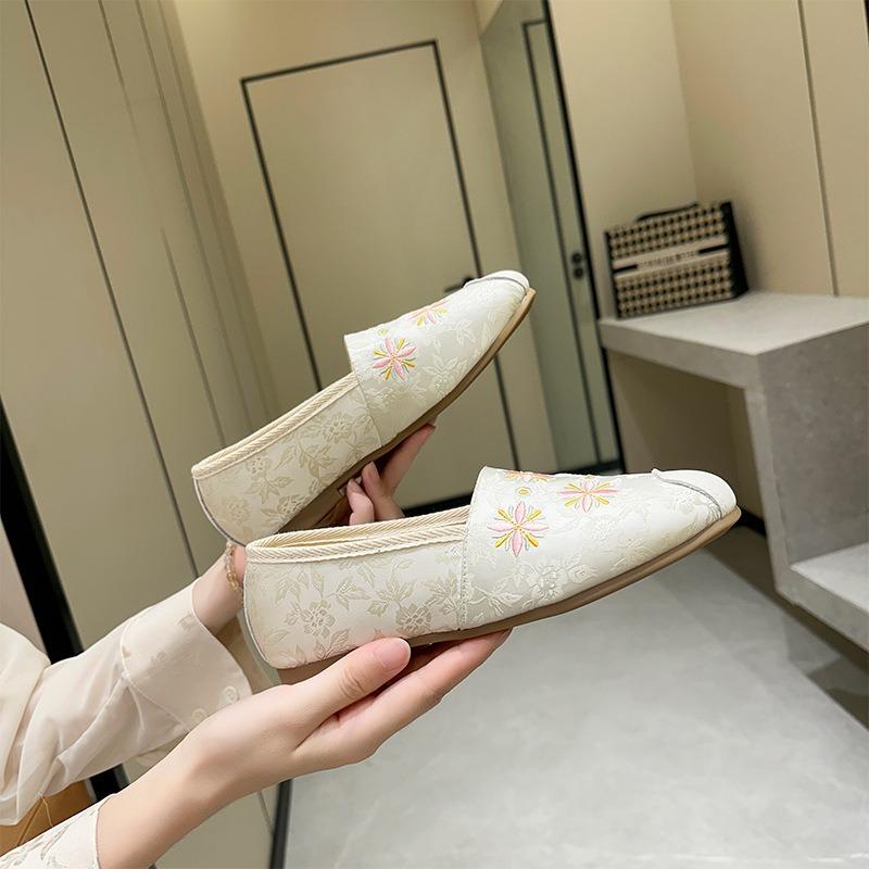 New Retro Embroidered Round Head Beanie Shoes Women's Thin Bottom Flat Bottom Casual Women's Shoes