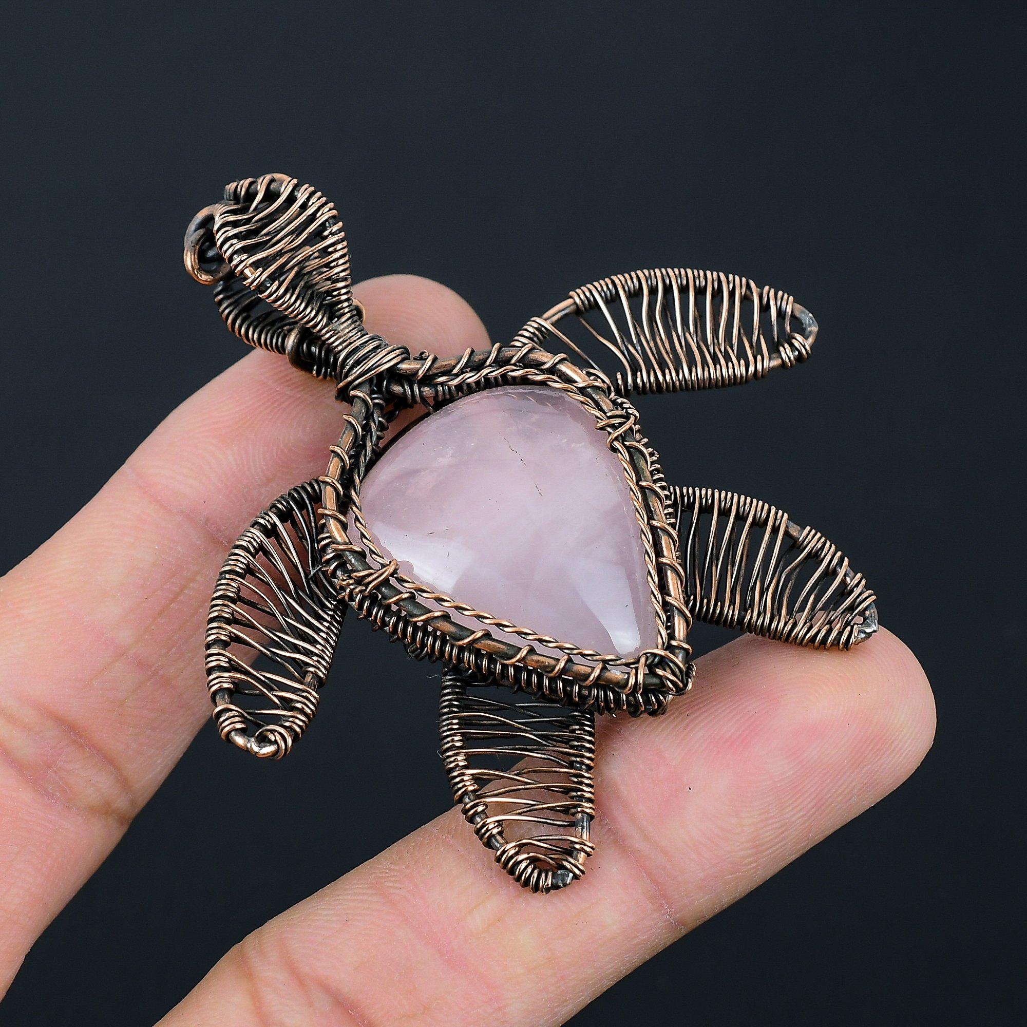 

Розовый кварц, драгоценный камень, медная проволока ручной работы, ювелирное изделие, подвеска в форме черепахи для нее 2.44 Inches розовый