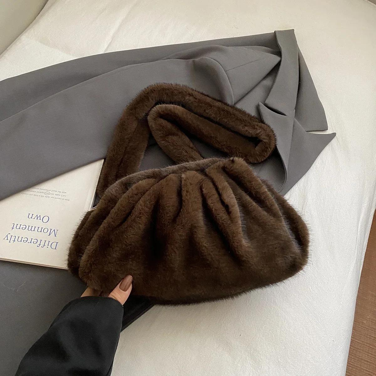 

Fashionable Wrinkled Cloud Bag Soft Faux Fur Small Shoulder Bags for Women Winter Trend Korean Plush Handbags Crossbody Bag 27cmx17cmx13cm