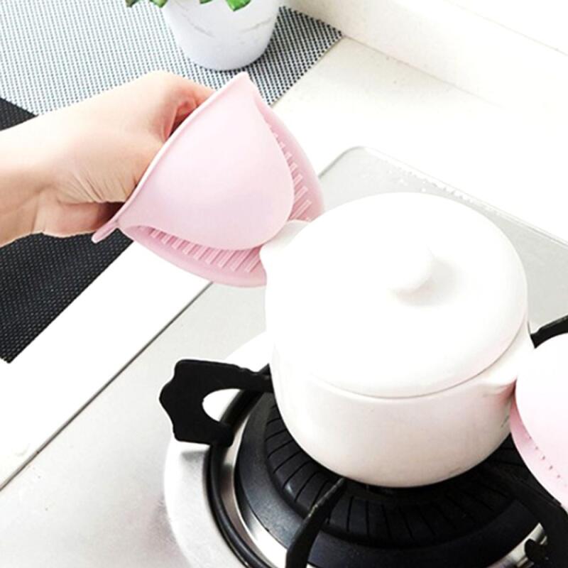 1 pair of silicone pot tongs and kitchen gloves Random