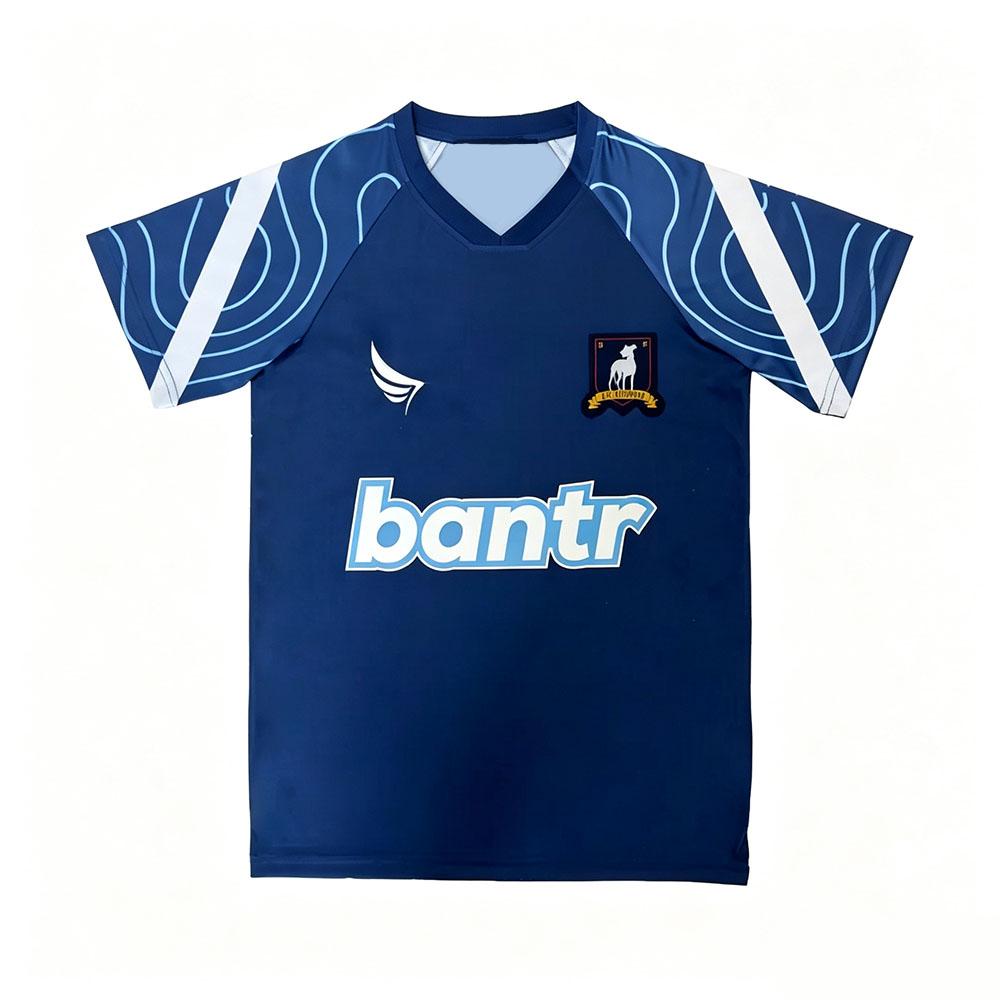 Ted Lasso AFC Richmond Dunkelblau V-Ausschnitt Fußballtrikot Herren Schnelltrocknend Atmungsaktiv Konturlinie Ärmel Fußballhemd Bantr Aufgedruckt