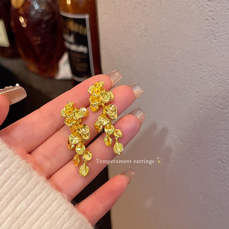 Elegante High-End Metallische Blatt Lange Quaste Blume Ohrringe für Frauen