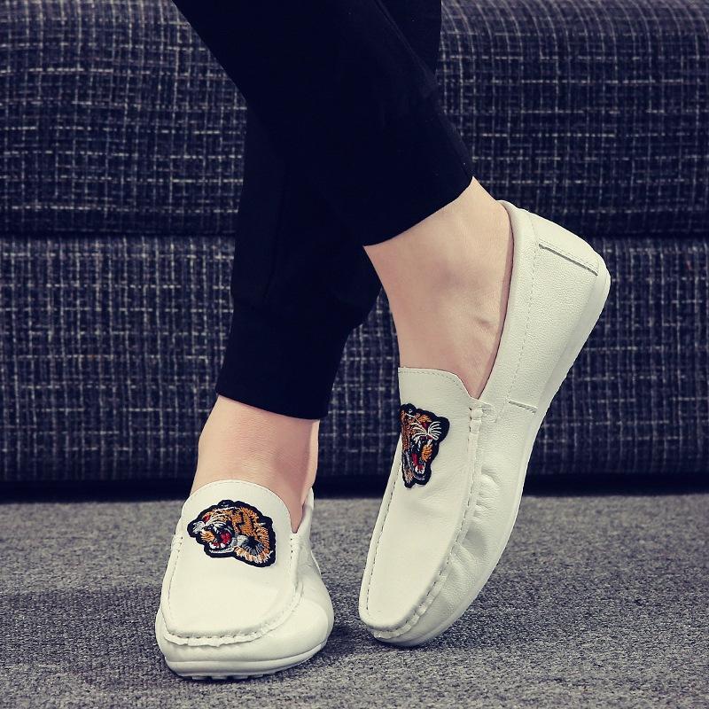 

New spring and summer lazy men s shoes Doudou shoes men s social guy trend casual soft-soled leather shoes printed driving shoes 44 белый