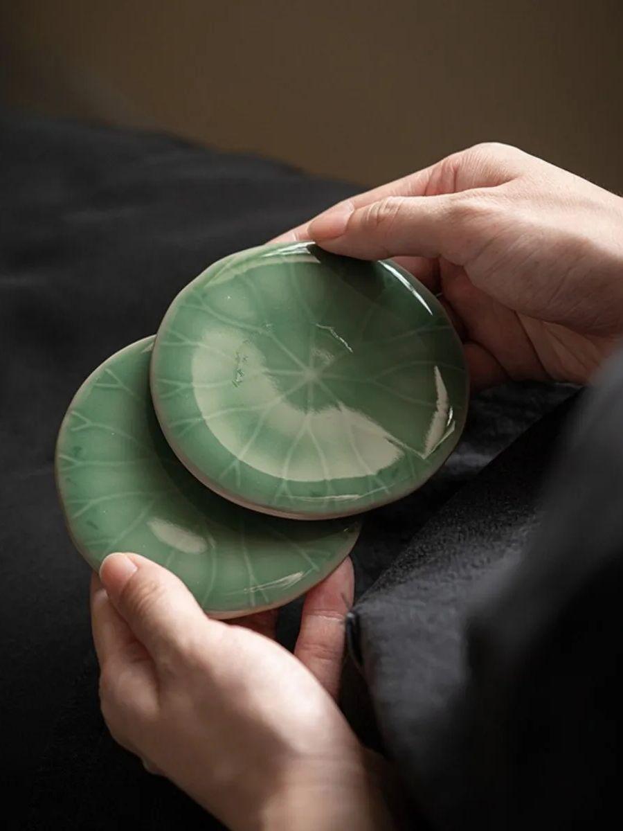 

Подставка ручной работы из селадона с теневой резьбой, китайский антикварный чайный сервиз для кунг-фу, керамическая подставка под чашку в виде лотоса