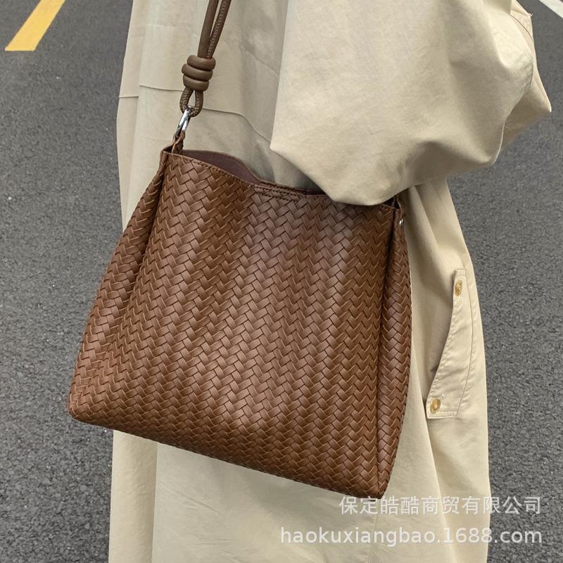 Bags Women's tote bags Large capacity messenger 2025 New retro versatile shoulder bags Popular bucket bags this year