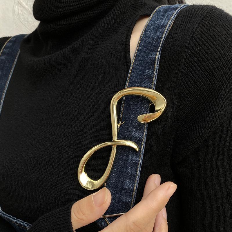 Stylová kovová brož ve tvaru osmičky: Evropský a americký high-end design, trendy doplněk ke kabátu