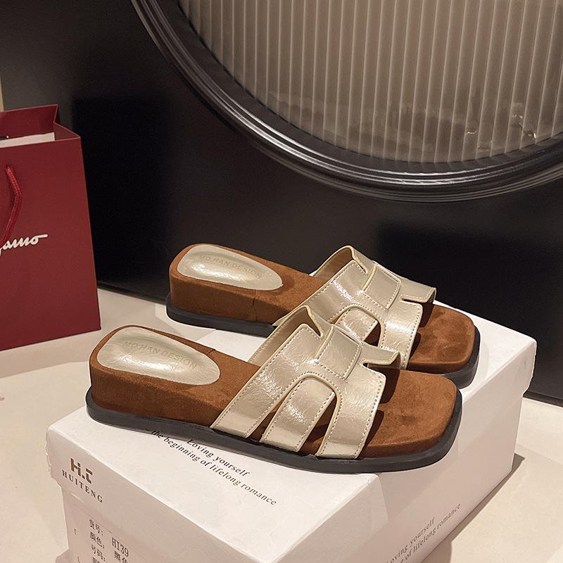 Versatile summer white outer slippers girl 2025 new niche fashion woven beach one-word drag fairy sandals