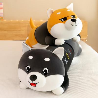 Zabawka pluszowa Husky w stylu imprezowym na łóżku typu queen-size, długa poduszka do spania, klipsy na nogi, kompresja próżniowa