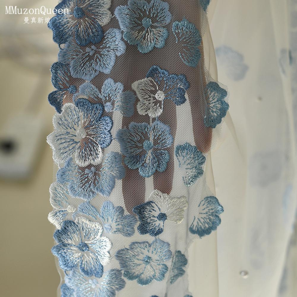 Velo da Sposa in Tulle Avorio con Orlo in Pizzo Floreale Blu 3D e Perle Sparpagliate, Velo da Sposa Ricamato con Fiori Pastello per Shooting di Fuga in Giardino all'Aperto