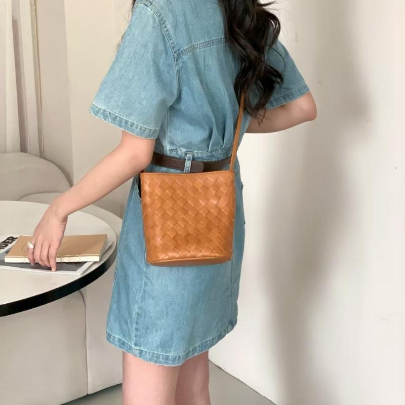 

A High-end and Sophisticated Hand-woven Crossbody Bucket Bag Made of Cowhide One Size чорний