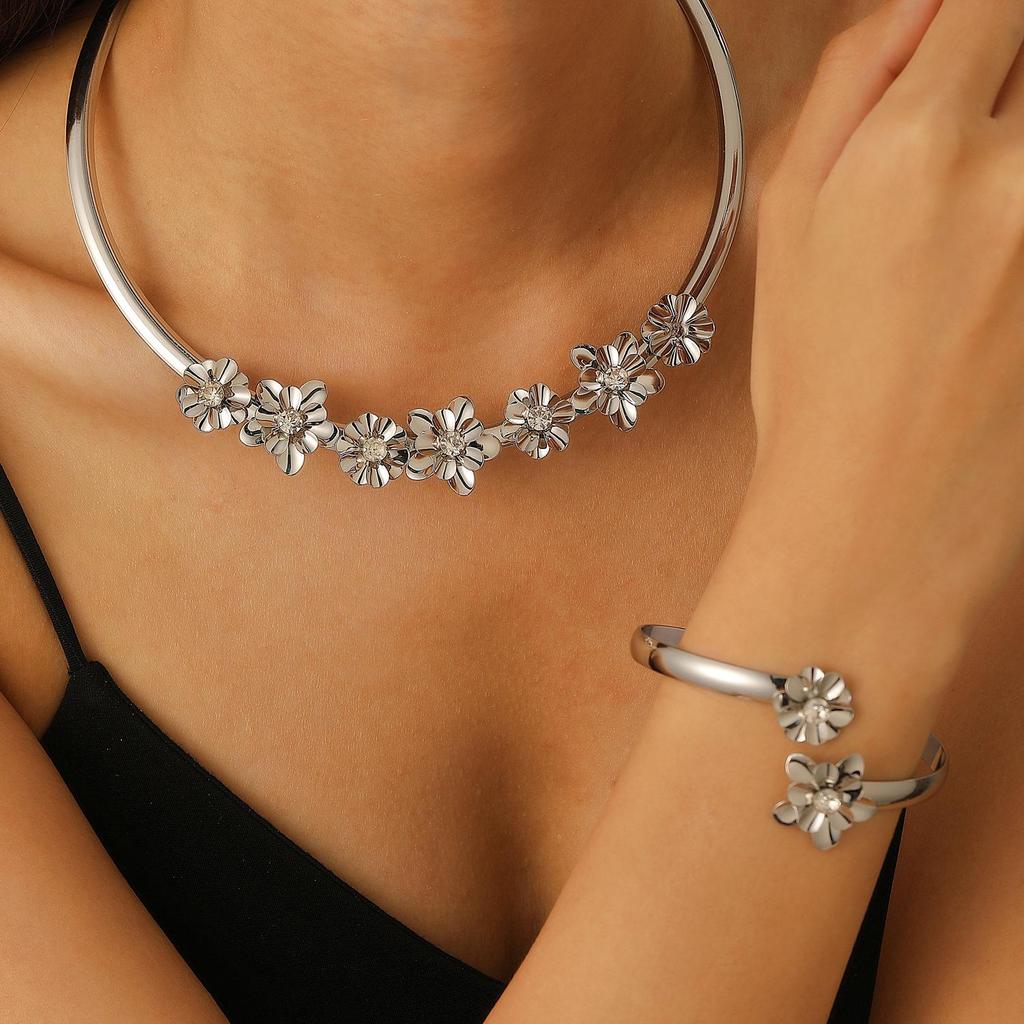 Stilvolles Minimalistisches Choker- & Ohrring-Set für Frauen - Europäisches & Amerikanisches Design