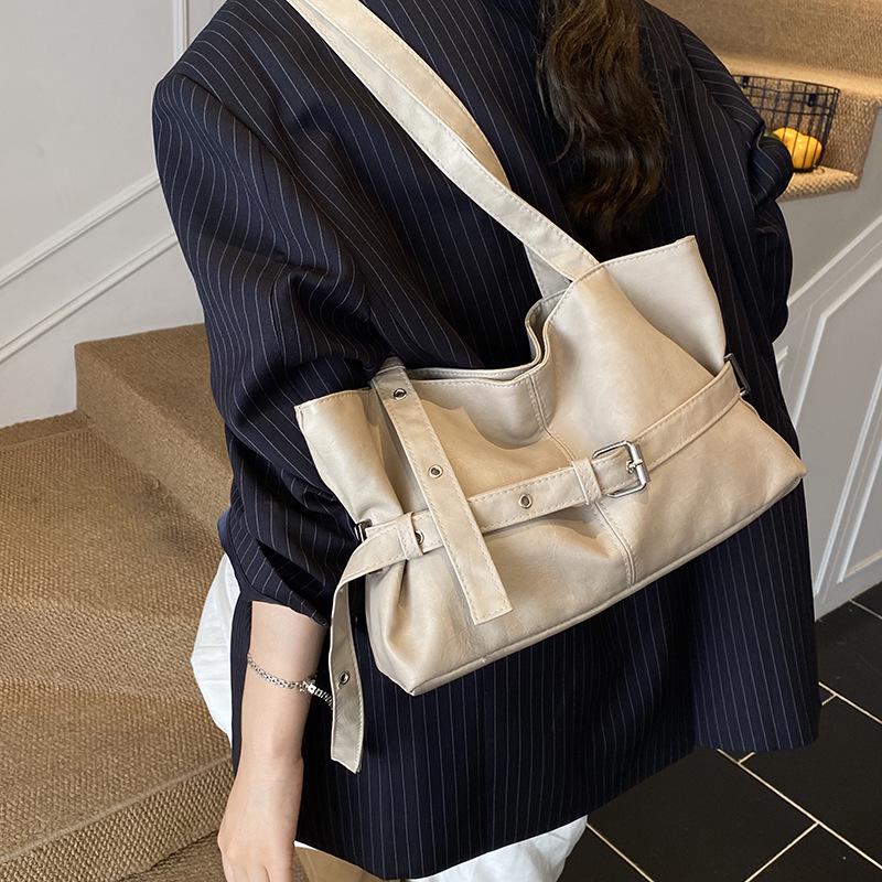 2026 Autumn Retro Large-Capacity Commuter Shoulder Handbag