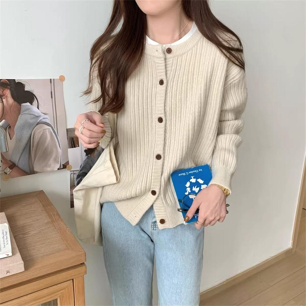 

Новый осенне-зимний стиль полосатого свитера с круглым вырезом — это свободный и универсальный короткий вязаный кардиган с непринужденным настроением для женщин. One size бежевый