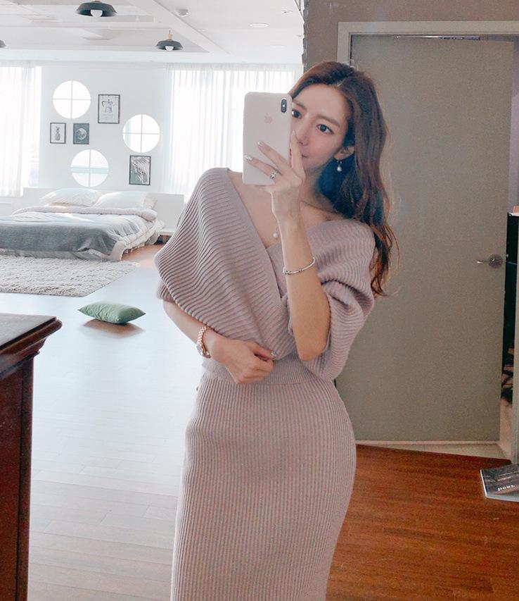 Top dzianinowy z głębokim dekoltem w serek i rękawami typu nietoperz w stylu koreańskim + dopasowana spódnica midi - Damska kolekcja jesień/zima 2023