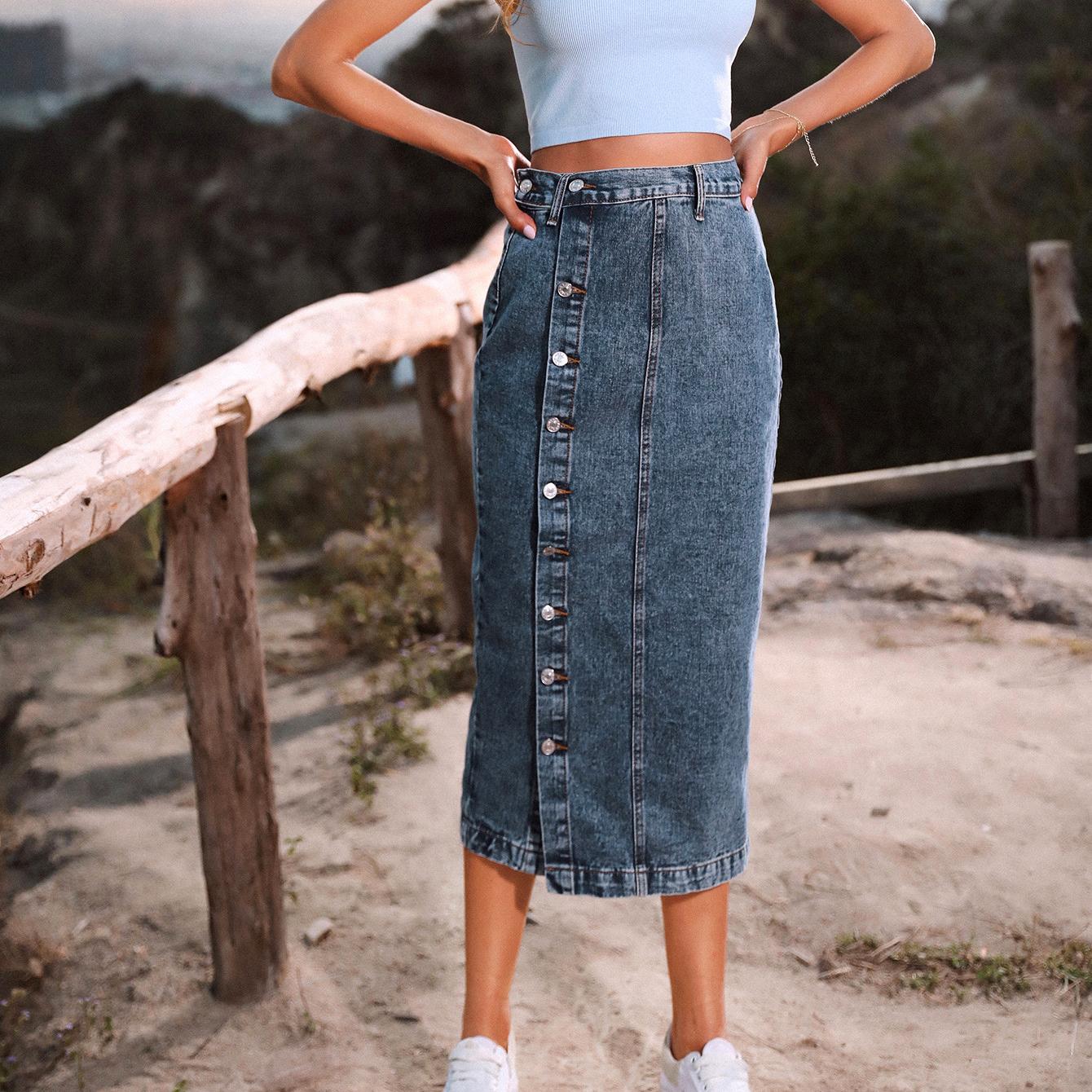 Джинсовая юбка средней длины с завышенной талией и нерегулярным разрезом на пуговицах — фото 3