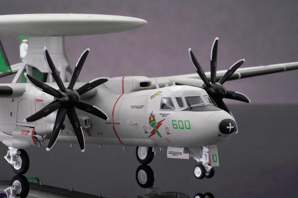 Platz Heller Scale US Navy Hawkeye Special Edition Plastic Model Kit with Japanese Instructions 1/72 E-2C (HE82300J)