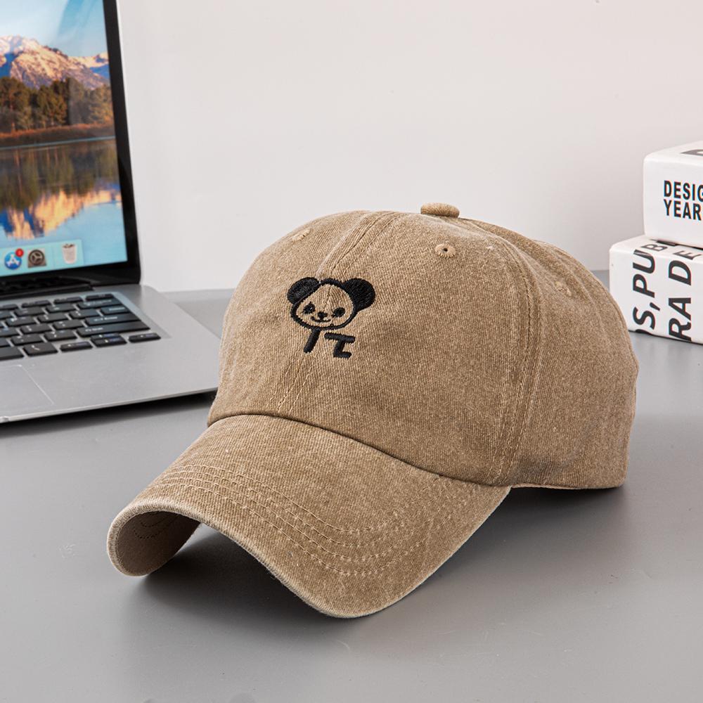 A cute embroidered little bear baseball cap for ladies, suitable for outdoor sports, travel and beach hats. Breathable and fashi