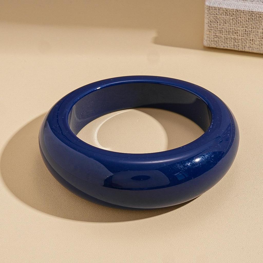 Unique Retro Resin Bracelet: Personalized Fashion Jewelry for Women