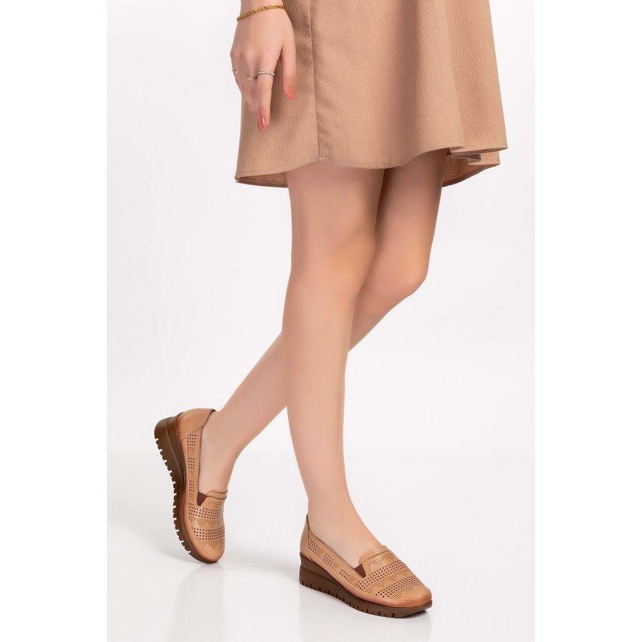 Pantofi de damă din piele naturală cu talpă anatomică cu toc pană perforați cu laser