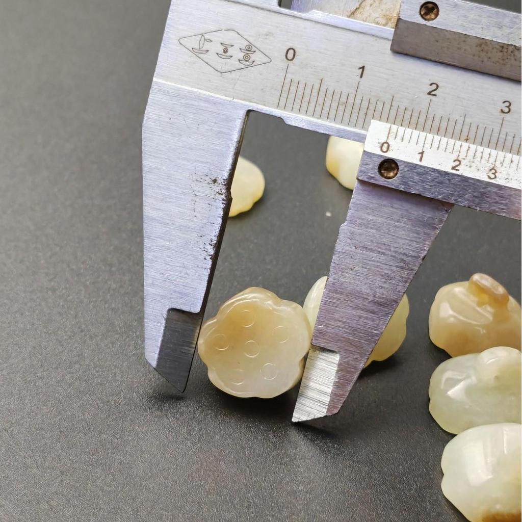 Hand-Carved Hetian Jade Lotus Flower Crystal Beads, 1.5 Cm Diameter