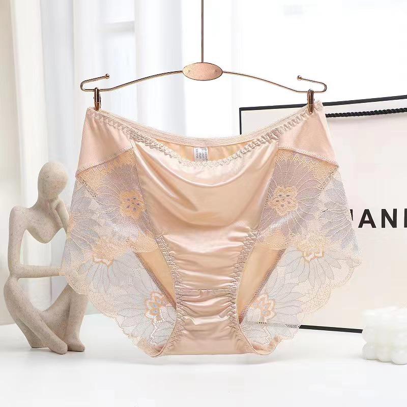 Mid-Rise Lace Hip-Lifting Panties - Comfortable, Sexy Triangle Design with Pure Cotton Crotch